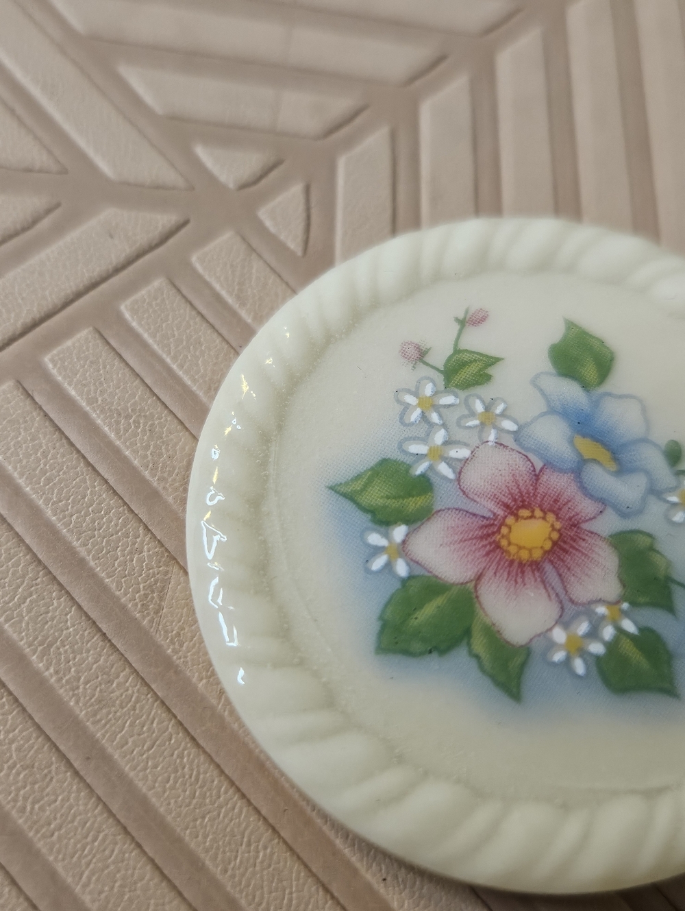 Vintage 1984 Avon Spring Bouquet Porcelain Brooch Pin Round White Floral Rope - Picture 6 of 8